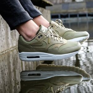 Air Max 1 Olive Green Womens Size 7 NEW w/o Tags